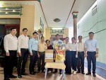 Lãnh đạo Thành phố Hồ Chí Minh thăm, tặng quà gia đình chính sách tại phường Bình Dương nhân kỷ niệm 78 năm Ngày Thương binh - Liệt sĩ