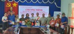 Phường Bình Dương phối hợp với Ngân hàng TNHH một thành viên Số Vikki trao tặng điện thoại thông minh cho hộ nghèo trên địa bàn phường Bình Dương.