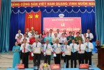 Trao Huy hiệu Đảng (đợt 7-11) - Ghi nhận quá trình cống hiến của đảng viên phường Bình Dương, Thành phố Hồ Chí Minh