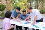 Lãnh đạo phường Bình Dương khảo sát thực tế phương án sắp xếp, sáp nhập khu phố