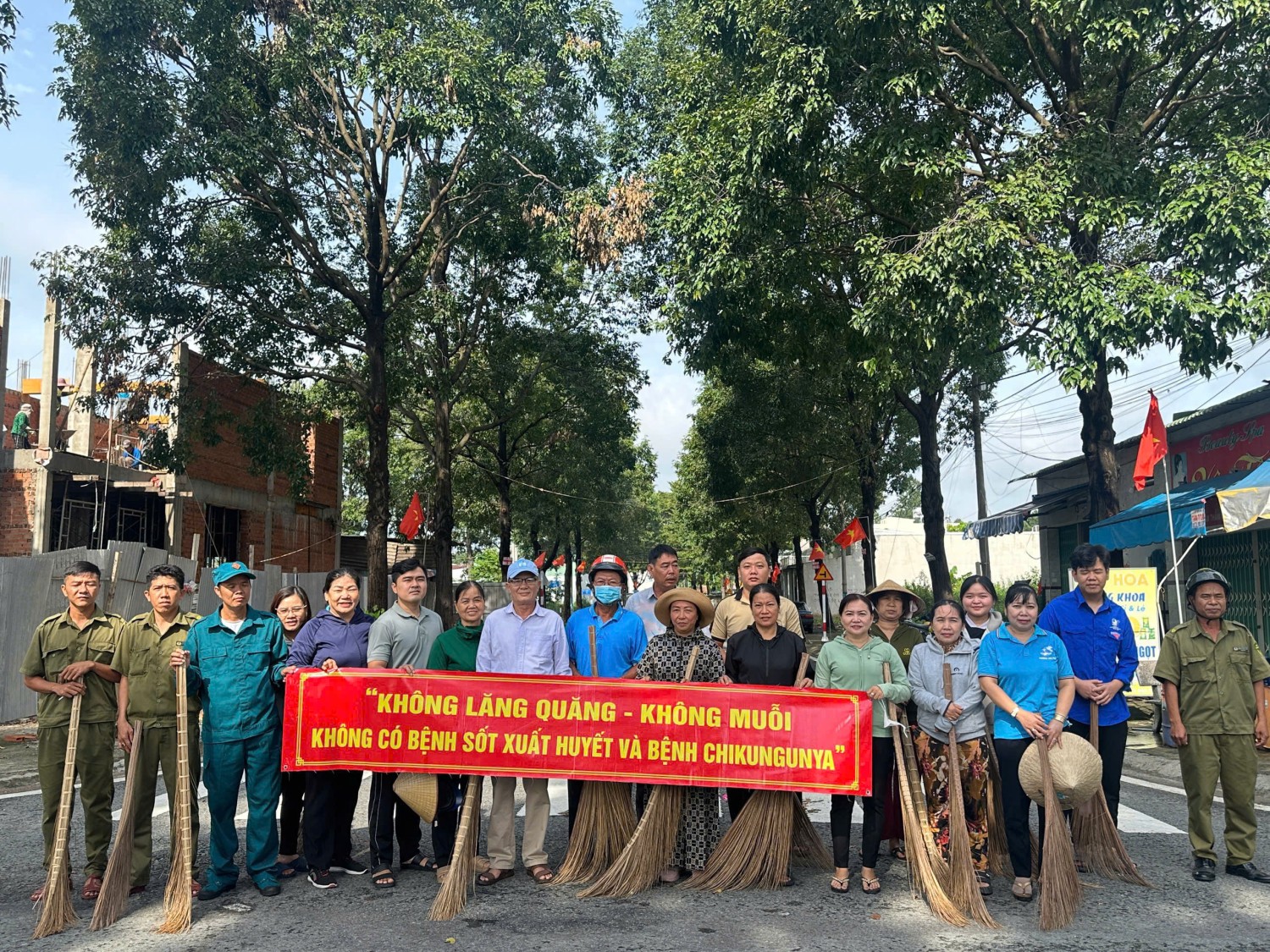CÁC KHU PHỐ PHƯỜNG BÌNH DƯƠNG ĐỒNG LOẠT RA QUÂN CHIẾN DỊCH DIỆT MUỖI – DIỆT LĂNG QUĂNG PHÒNG, CHỐNG SỐT XUẤT HUYẾT VÀ BỆNH CHIKUNGUNYA