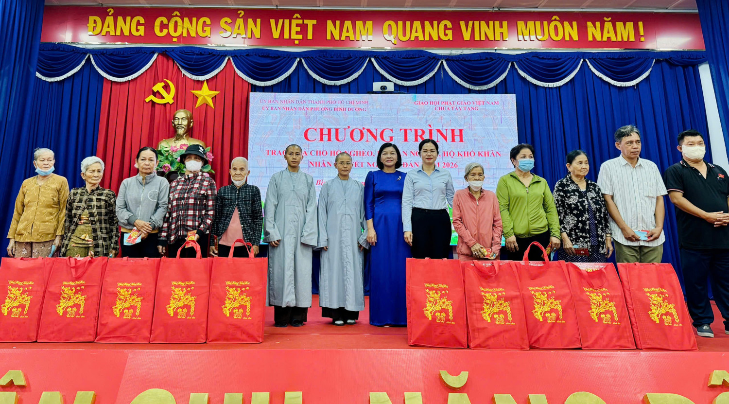 Xuân nghĩa tình: Trao quà Tết cho hộ khó khăn tại phường Bình Dương