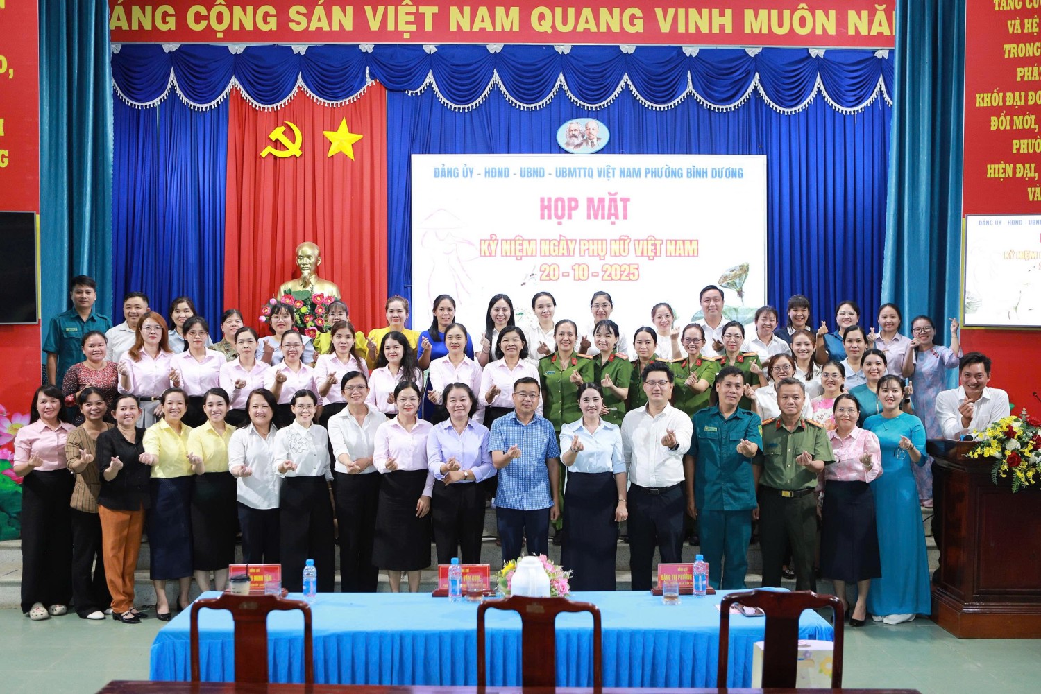 Tươi vui, ý nghĩa buổi chúc mừng Ngày Phụ nữ Việt Nam 20/10 tại phường Bình Dương
